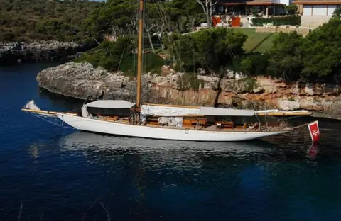 Moonbeam IV — photograph from its Authentic Hotels & Cruises profile